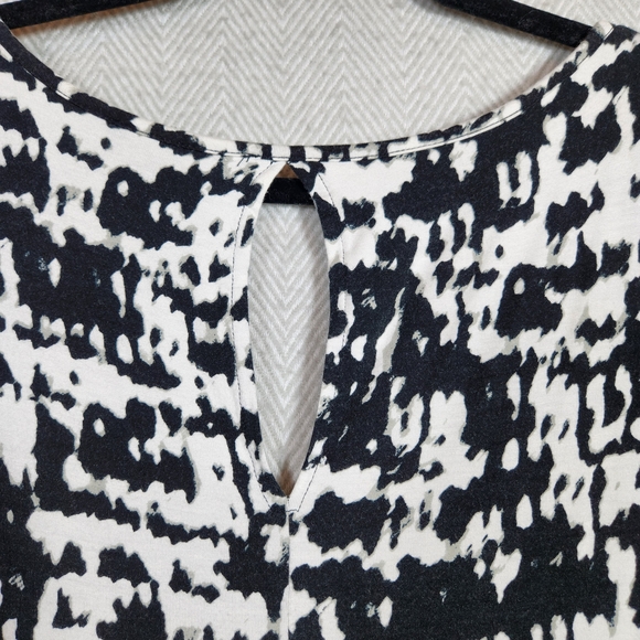 Rose & Olive Black and White Patterned Women's Sleeveless 1X Top Back Cut Out - Picture 4 of 10